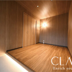 洋室、ウッド調の内装です。クローゼットも大容量の収納力です。洋室