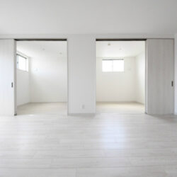 リビング、室内白基調の内装に仕上げております。居間