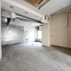 内装、スケルトンです。（ガス、排水、動力有）業種お気軽にご相談下さい。