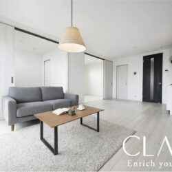 リビング、室内白基調の内装に仕上げております。居間